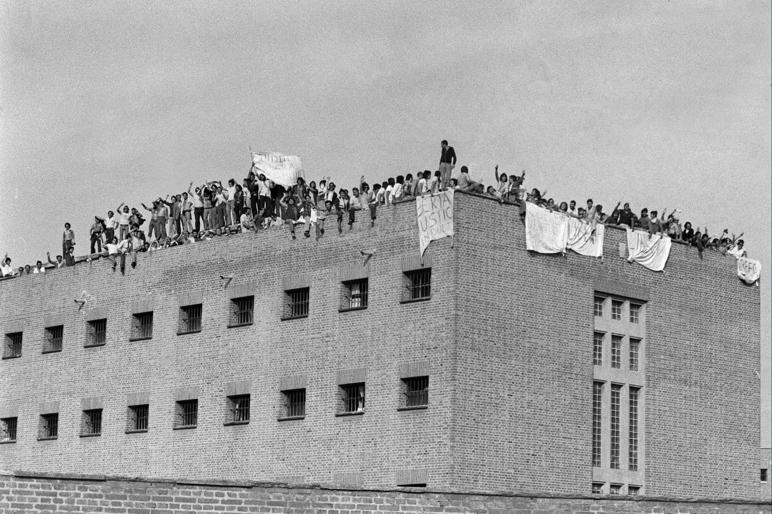 MOTÍN EN CARABANCHEL: Madrid, 31-7-1976.- Entre cien y ciento cincuenta presos comunes de la quinta galería de la cárcel de Carabanchel se amotinaron, negándose a comer y trabajar, alegando que querían beneficiarse de la amnistía real. Se subieron a la terraza con pancartas en las que se leía "Libertad" y "Reforma del Código Penal".EFE/ aa